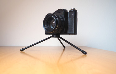 Camara analógica vintage sobre un trípode