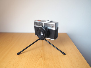 Camara analógica vintage sobre un trípode
