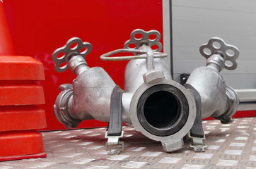 High pressure fire hydrant with quick connecting locks