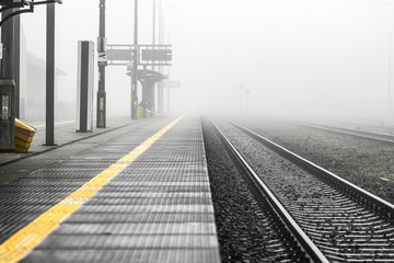 Obraz premium Empty train station platform
