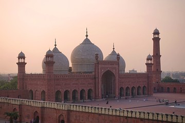 Fototapeta na wymiar The Emperors Mosque - Badshahi Masjid at sunset, Lahore, Pakistan