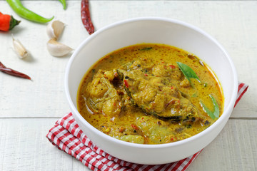 Catfish in dried red curry sauce (Chu Chee Pla)