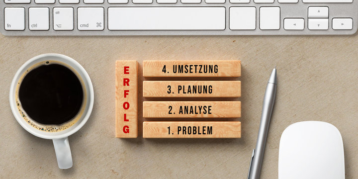 W&uuml;rfel am Arbeitsplatz mit Schritten zum Erfolg