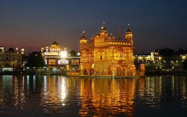 Obraz na płótnie Canvas The Golden Temple (Harmandir Sahib) at night. The holiest Gurdwara and the most important pilgrimage site of Sikhism