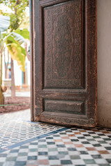 stare drzwi rzeźba znaki palma