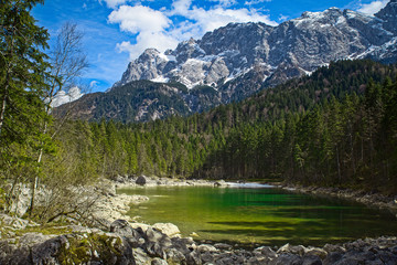 Fototapeta na wymiar green lake in the alps near zugspitze