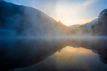 Fototapeta premium reflection in foggy water, kinrinko, oita, japan