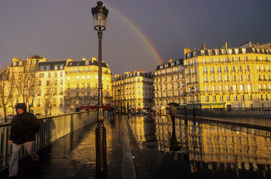 Paris. Pont sur l'&icirc;le de la Cit&eacute; apr&egrave;s un orage avec une lumi&egrave;re du soleil jaune. After a storm, bridge on the Cit&eacute; island.