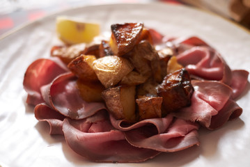 Roast beef slices with roasted potatoes