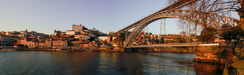 Puente de Dom Luis I sobre el río Duero entre las ciudades de Porto y Vila Nova de Gaia en...