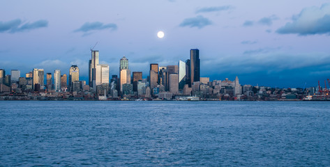 Fototapeta premium Moon Over Seattle 5