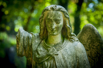 Obraz premium Ancient statue of angel with broken wing can not fly up.