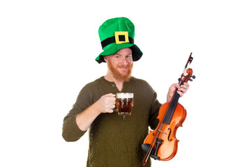 Fototapeta na wymiar Redhead man with green hat and a violin drinking a beer