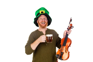 Naklejka premium Redhead man with green hat and a violin drinking a beer