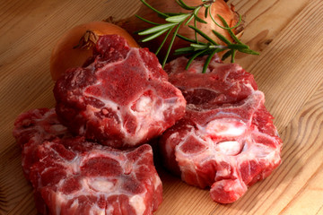 Fleischknochen vom Lamm mit Zwiebeln und Rosmarin 