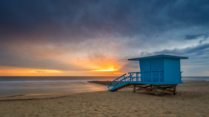 Blaues Strandhaus bei Sonnenuntergang in Montalivet, Frankreich