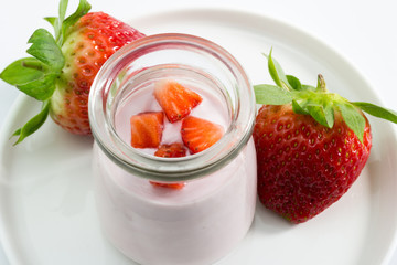 Yogurt de fresa con trocitos de fresón