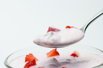 Yogurt de fresa con trocitos de fresón