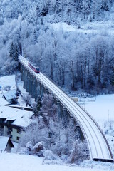 Obraz premium Bahngarnitur auf Viadukt