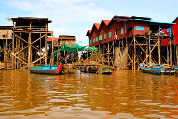 Fototapeta na wymiar View of the amazing floating village of Kampong Khleang on the banks of Tonle Sap lake