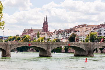 Obraz premium Basel, Rhein, Rheinbrücke, Altstadt, Münster, Kirche, Grossbasel, Altstadthäuser, Rheinufer, Uferweg, Kleinbasel, Frühling, Sommer, Schweiz