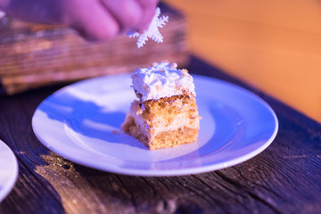 fetta di torta alla crema con sopra stella