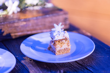 fetta di torta alla crema bianca con stella