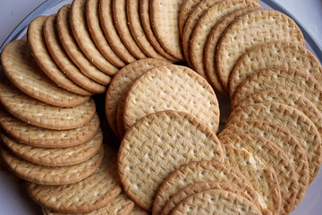 Galletas amontonadas en un plato