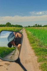 Reflejo de Fotografo en el Espejo de Moto en camino Rural