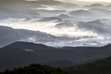Góry Gorce przed świtem. nocne mgły