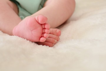 feet of newborn baby