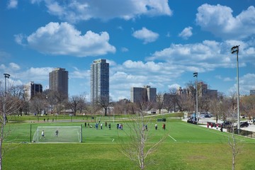 Fototapeta premium view of the city of Chicago lincoln park soccer field