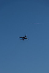 Fototapeta na wymiar Plane in the middle of a blue sky