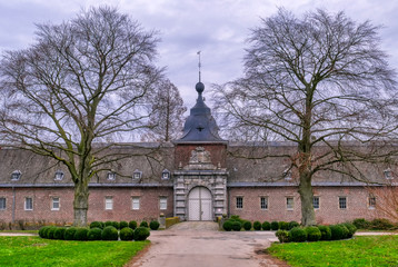 Fototapeta na wymiar Historisches Wasserschloss und Bäume in Angermund