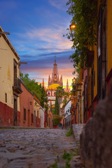 Fototapeta premium Calle Aldama Parroquia Archangel iglesia Dome Steeple San Miguel de Allende, México. Parroaguia creada en los años 1600.