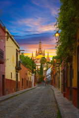 Calle Aldama Parroquia Archangel iglesia Dome Steeple San Miguel de Allende, México. Parroaguia...
