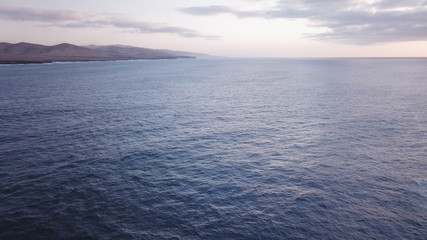 Obraz premium Sunset looking at the sea and mountains