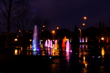 luces de colores en fuente madrile&ntilde;a