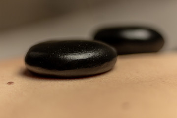 Fototapeta na wymiar massage chinois pierre chaude noir