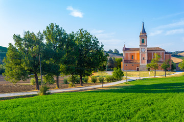Fototapeta na wymiar La strada per la chiesa di Sant'Apollinare a Castello di Serravalle, Valsamoggia, Emilia Romagna, Italia