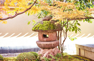 秋の京都の庭園の風景 © sonda0112