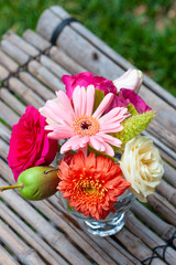 Obraz premium pink gerbera and fuchsia rose spring flower bouquet