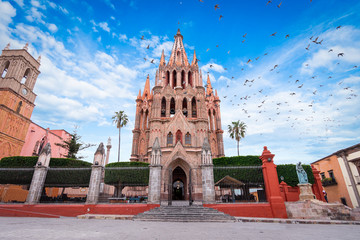 Fototapeta premium Parroquia Archangel church Jardin Plaza San Miguel de Allende, Meksyk. Parroaguia powstała w XVI wieku.