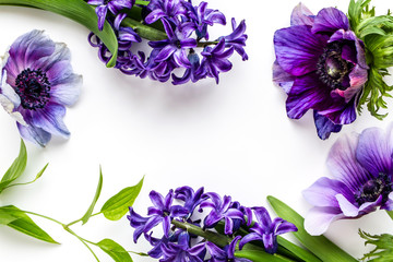 Fototapeta na wymiar アネモネとヒヤシンス　紫の花の背景素材