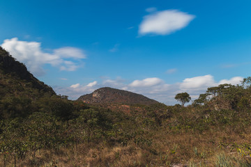 Montanhas, céu em longa exposição e a vegetação