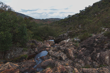 O lago e a vegetação em Minas Gerais
