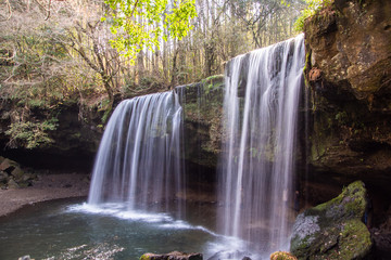 Obraz premium 裏見が出来る熊本の鍋ヶ滝