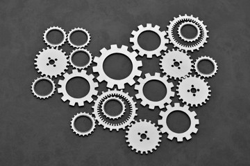 Ruedas de engranajes de madera formando una máquina, en blanco y negro