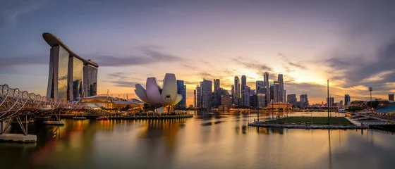 Photo sur Plexiglas Helix Bridge Vue de Singapour depuis Marina Bay avec toutes les attractions emblématiques : musée des arts et des sciences, quartier central, pont Helix