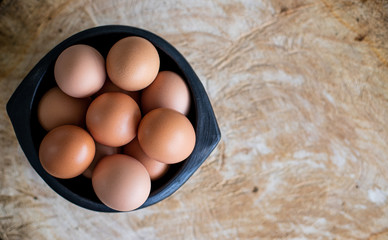 Naklejka premium Huevos sobre una mesa con tabla de madera
